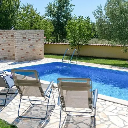 וילה Shirin With Pool *